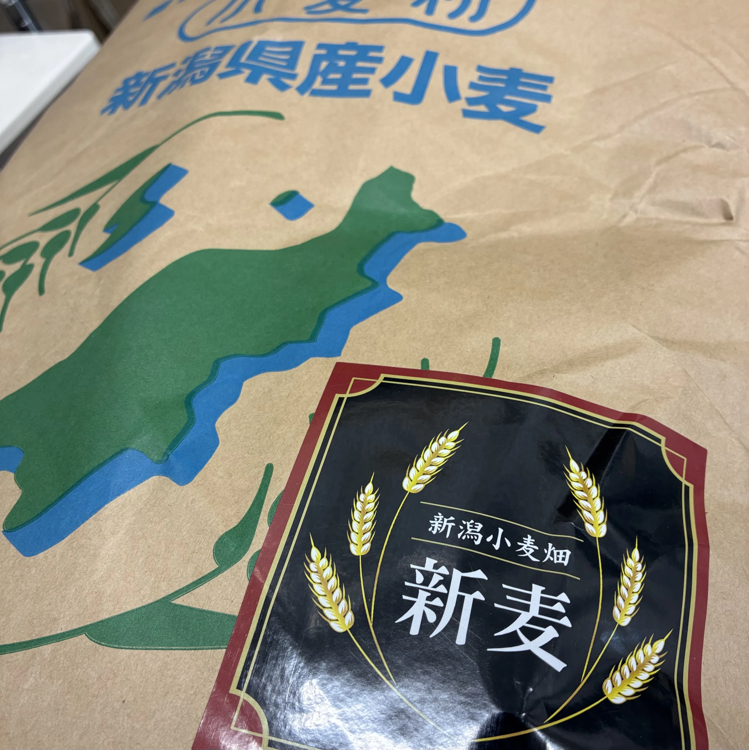 国産小麦と地元素材のクローズアップ